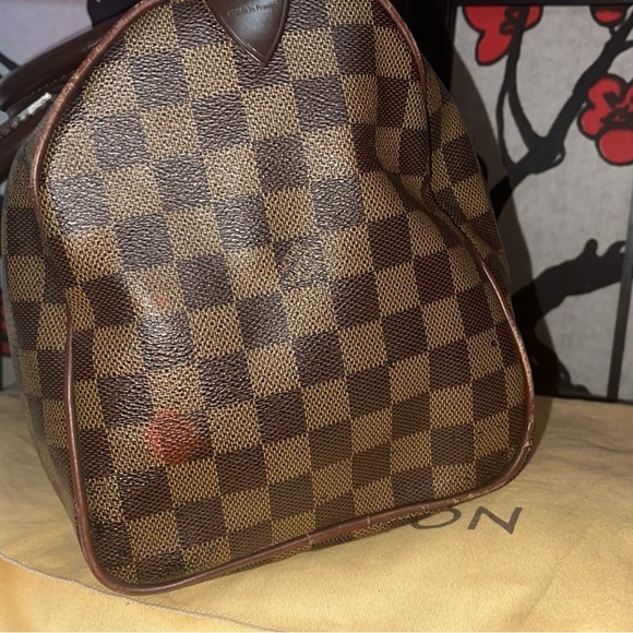 AUTHENTIC LOUIS VUITTON bag. Has been worn a bit. selling for very cheap. :) - Picture 5 of 5